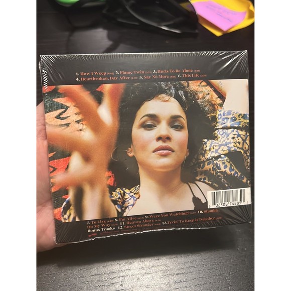 Nora Jones cd, pick me up off the floor two extra songs- sealed - Picture 3 of 3